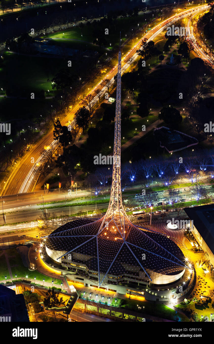 Vue aérienne de Melbourne Arts Centre la nuit. Melbourne, Victoria, Australie Banque D'Images