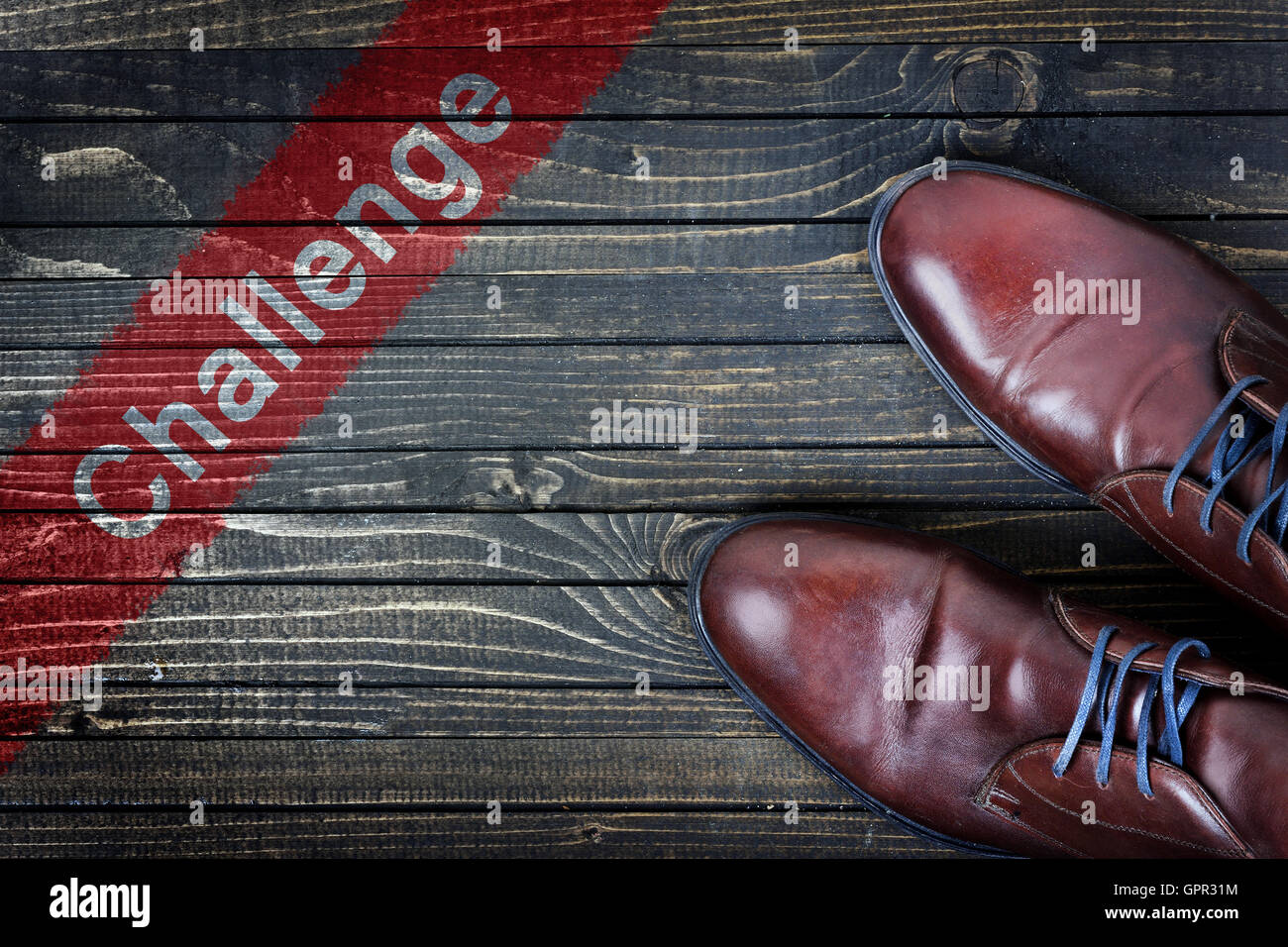 Message de demande et des chaussures sur plancher en bois Banque D'Images