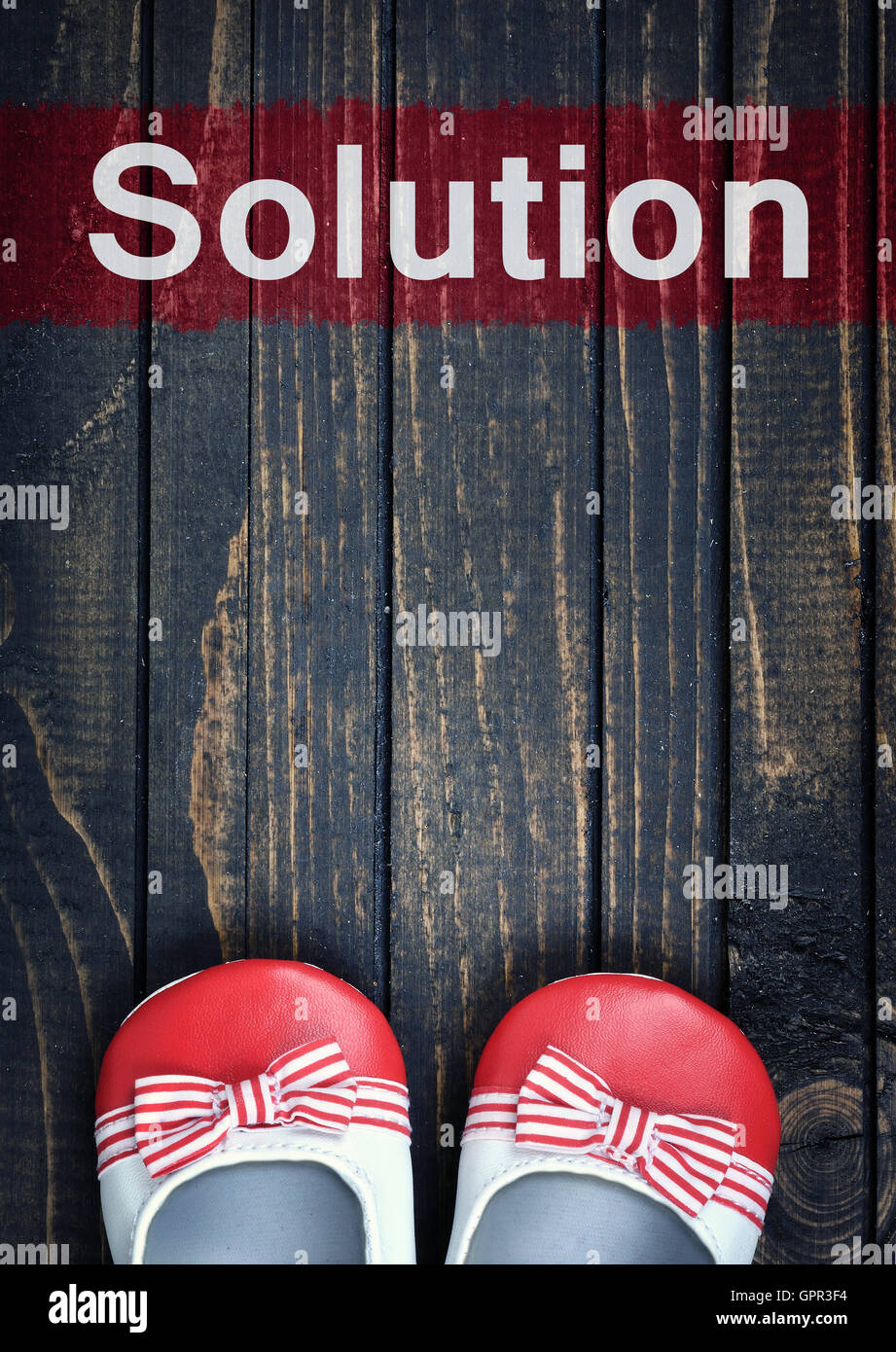 Message Solution et enfants chaussures sur plancher en bois Banque D'Images