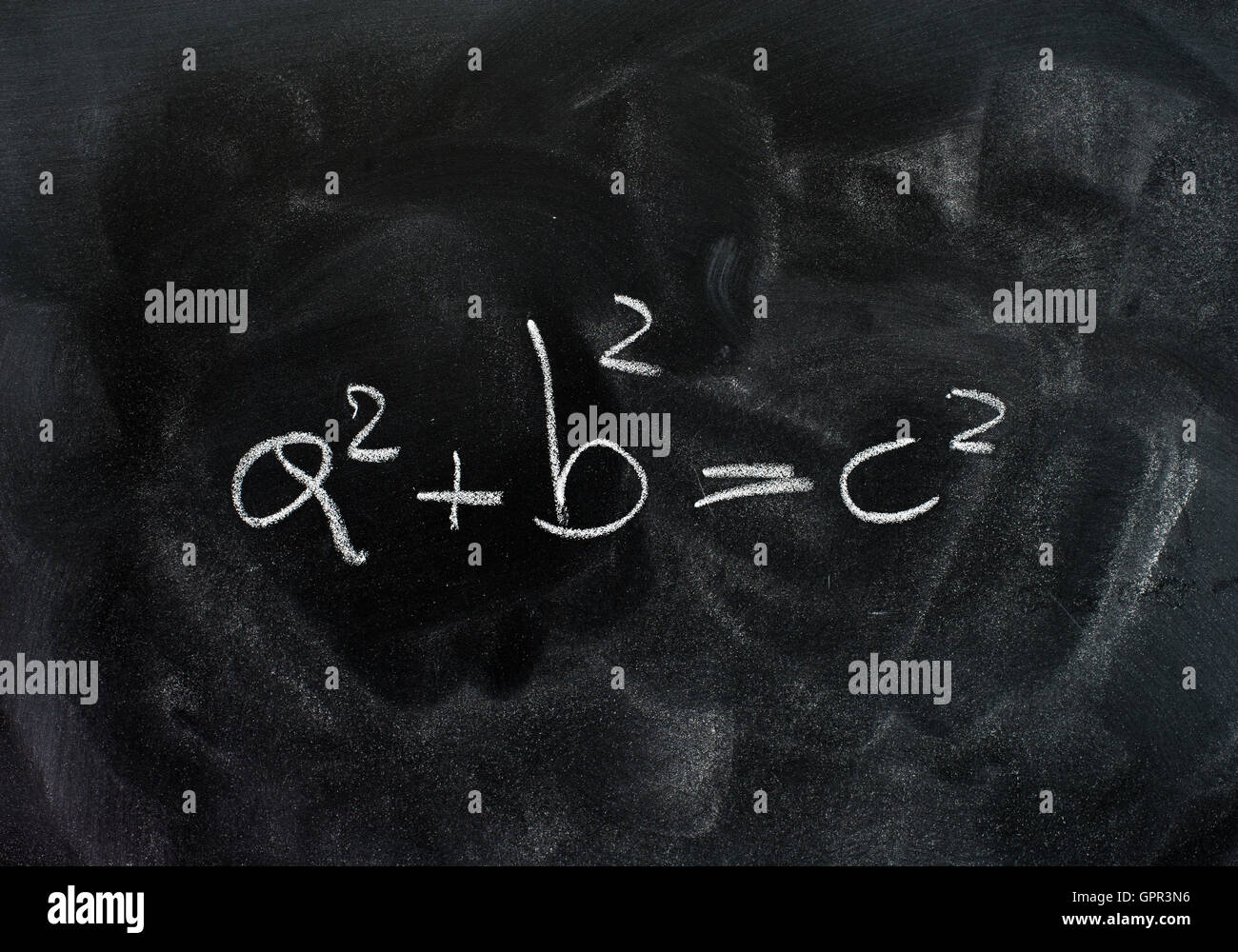 Théorème de Pythagore triangle blanc formule dessin à la craie sur dusty black school board Banque D'Images