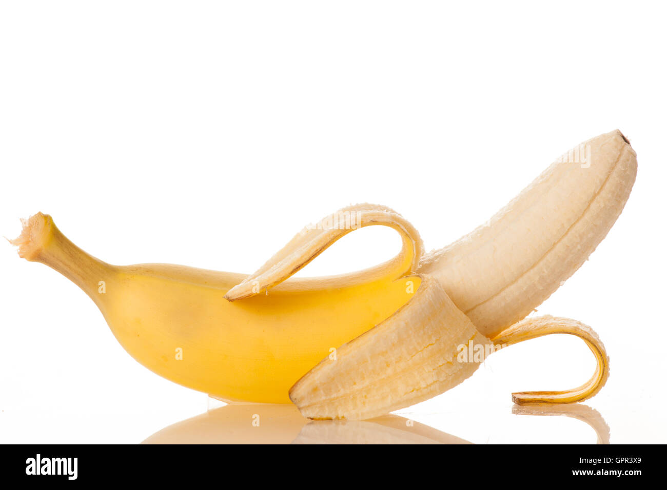 Il y pela sweet banana isolé sur fond blanc Banque D'Images