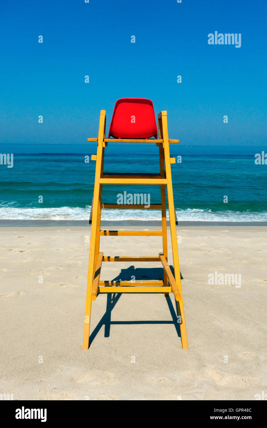 Lifeguard station sur une belle plage de sable au Brésil Banque D'Images