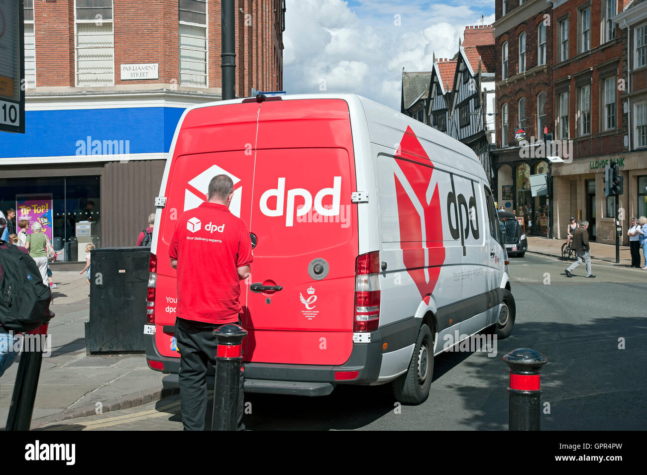 DPD livreur chauffeur homme personne courrier et van livrant des marchandises dans le centre-ville York North Yorkshire Angleterre Royaume-Uni Grande-Bretagne Banque D'Images