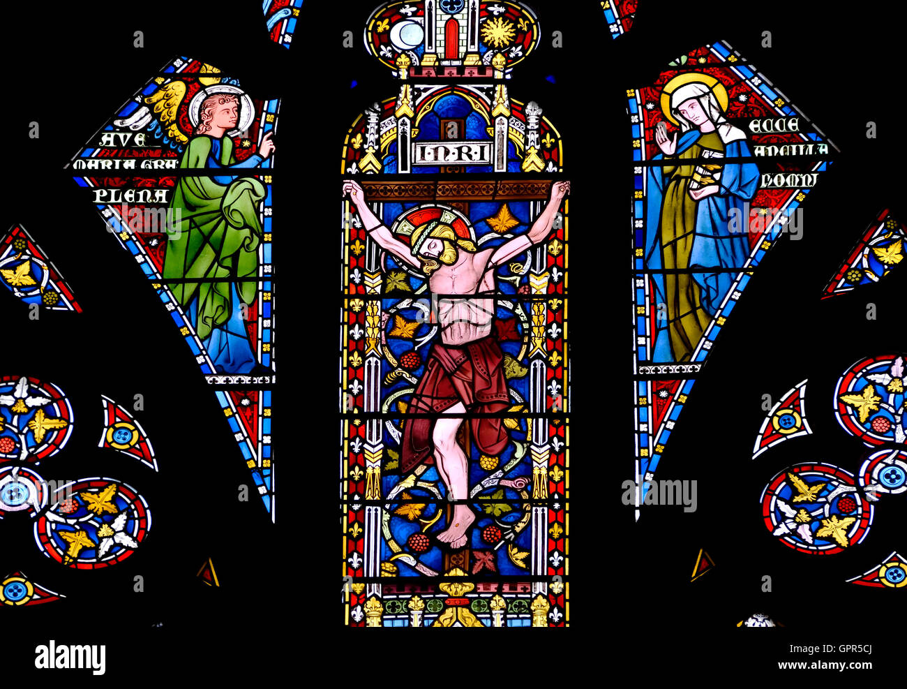 Londres, Angleterre, Royaume-Uni. All Saints Church, Margaret Street. Vitraux : Fenêtre de l'ouest (1877 par Alexander Gibbs) Banque D'Images