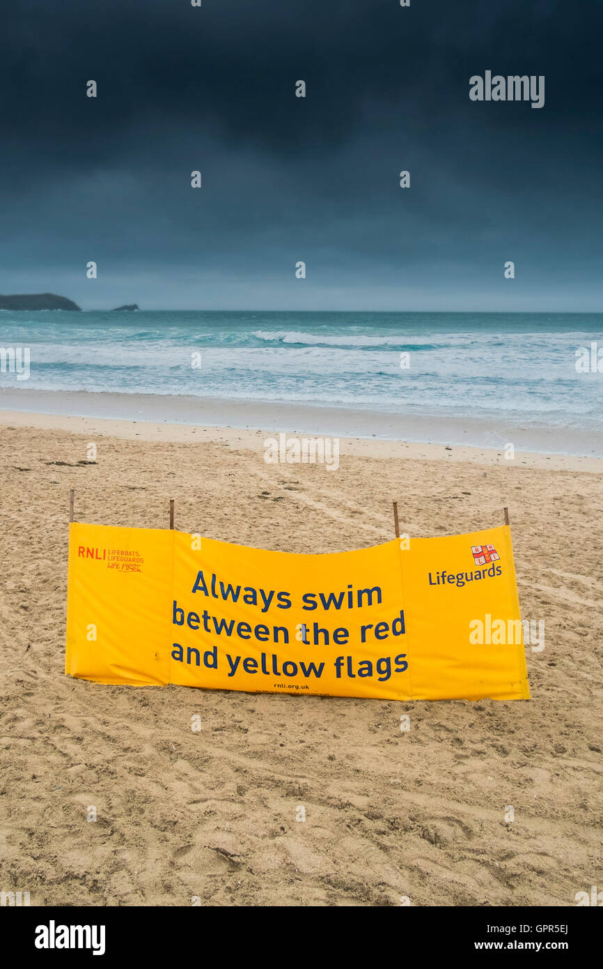 Une bannière sur la sécurité de la RNLI ; plage de Fistral Newquay, Cornwall. Banque D'Images