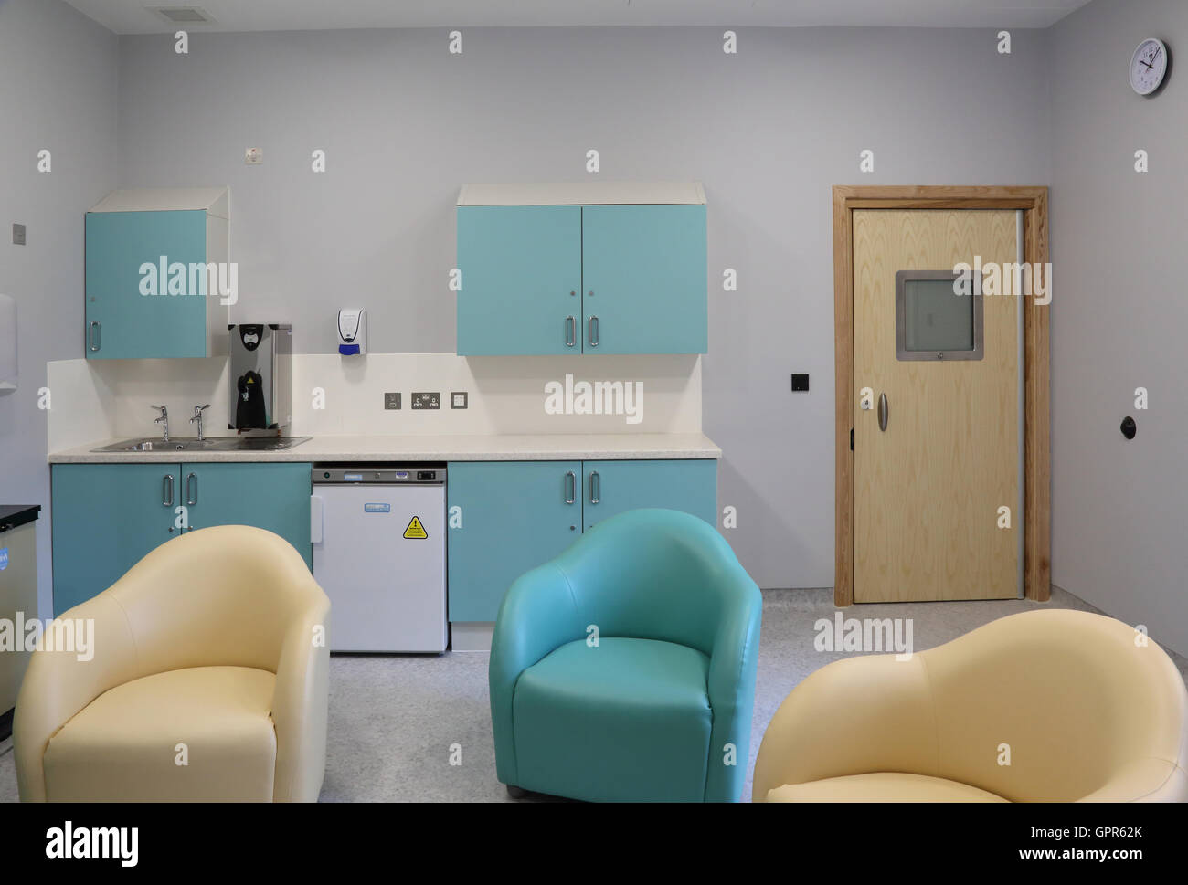 Salle des visites dans une nouvelle unité de l'hôpital psychiatrique sécuritaire - spécialiste montre de haute sécurité et de meubles porte Banque D'Images