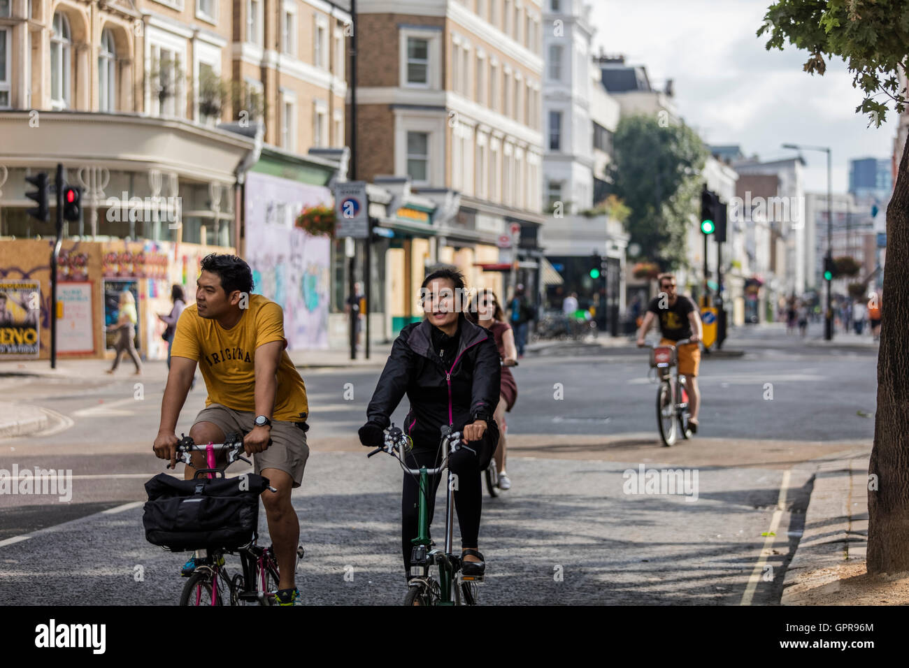 Les cyclistes dans les rues de Notting Hill avant le carnaval de rue dans l'ouest de Londres Banque D'Images