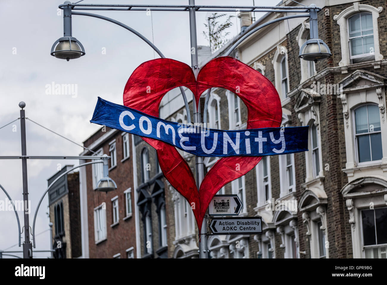 Comeunity signer dans la rue au carnaval de Notting Hill dans l'ouest de Londres Banque D'Images