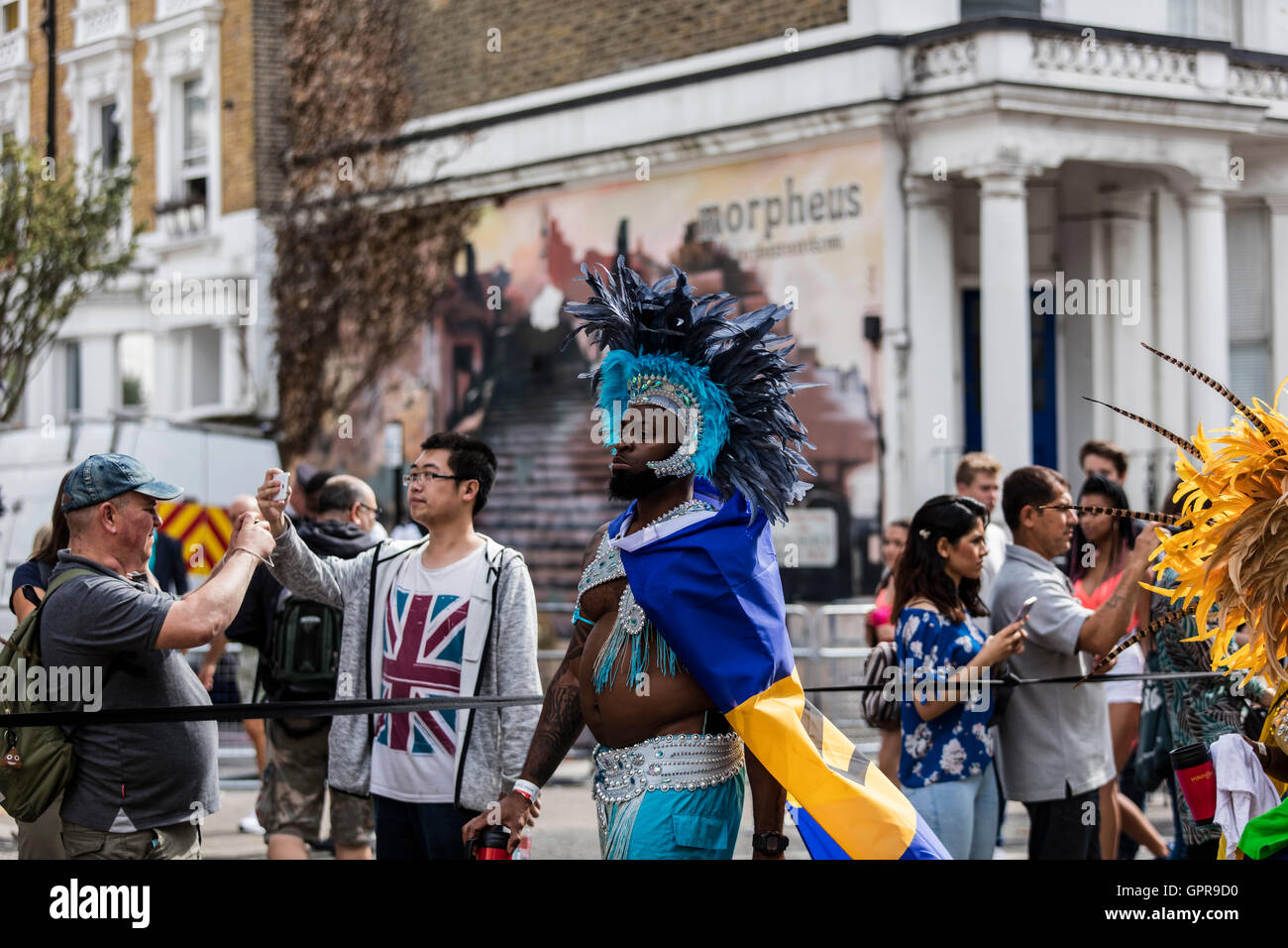 Afrique noire homme marchant dans Ladbroke Grove durant la parade du carnaval de Notting Hill dans l'ouest de Londres Banque D'Images