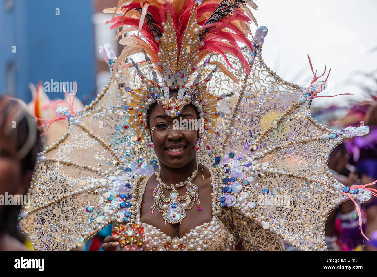 Belle black Antilles dame en costume blanc fabuleux au carnaval de Notting Hill dans l'ouest de Londres Banque D'Images
