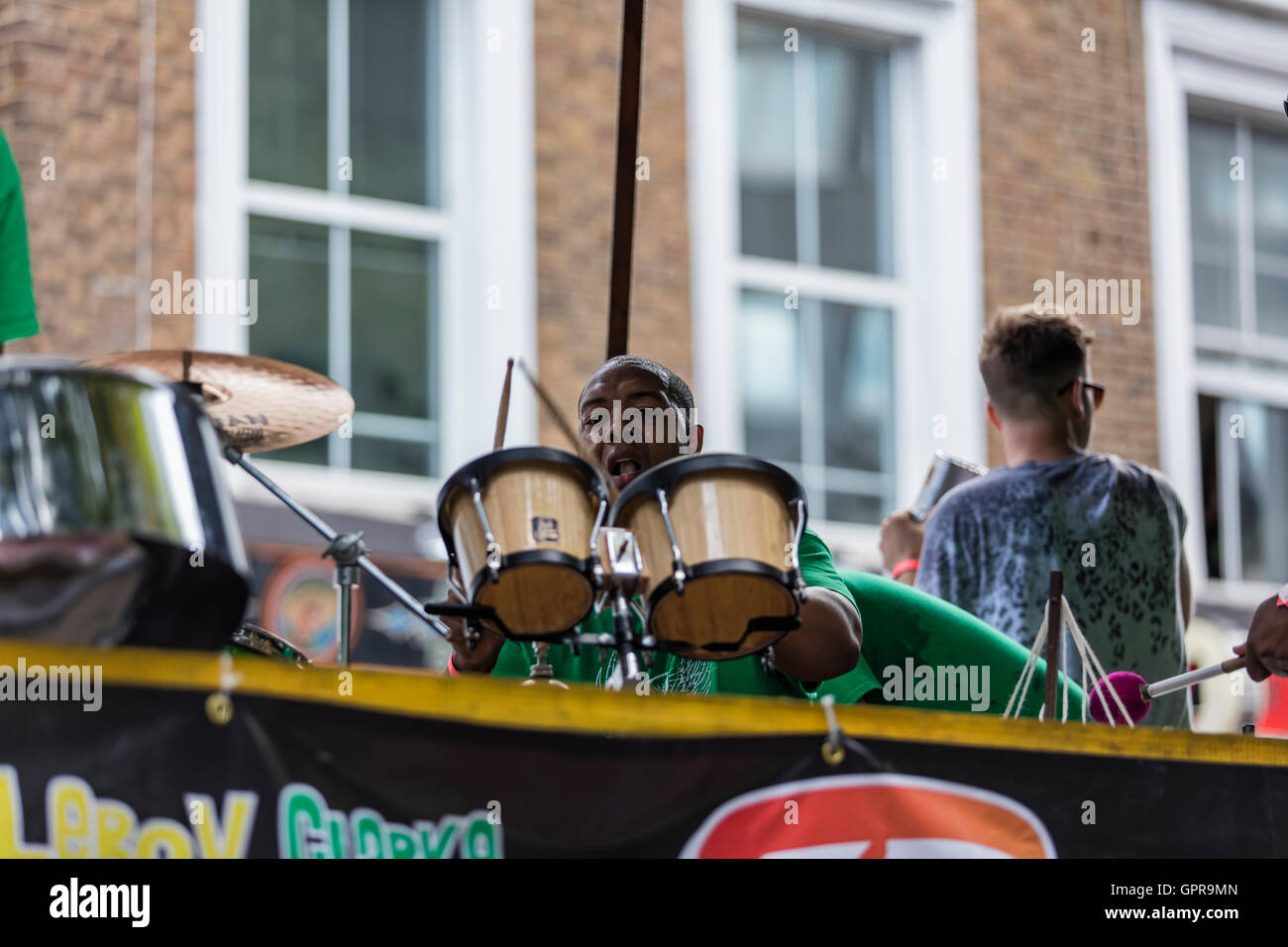 Batteur avec sa batterie dans le cadre d'une bande d'acier sur un camion au Notting Hill carnaval de rue dans l'ouest de Londres Banque D'Images