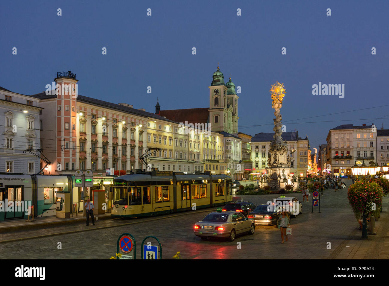 Hauptplatz (place principale), l'Altes Rathaus (Ancien hôtel de ville), Alter Dom (Cathédrale), le tramway, Dreifaltigkeitssäule (Trinity Col Banque D'Images