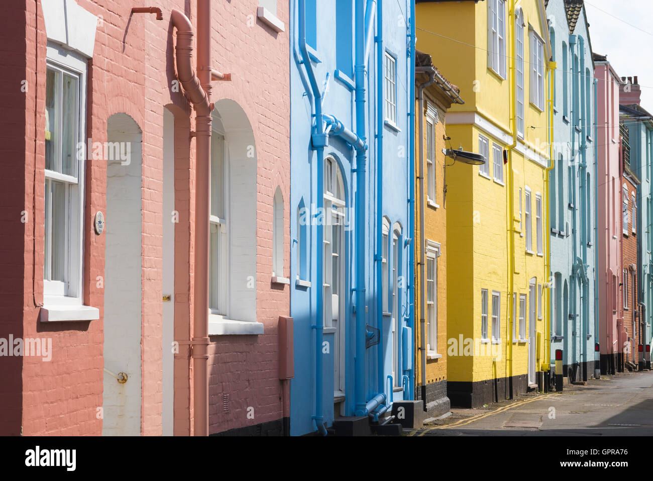Aldeburgh Suffolk UK, vue sur les maisons en terrasse colorées de King Street près du front de mer à Aldeburgh, Suffolk, Royaume-Uni. Banque D'Images