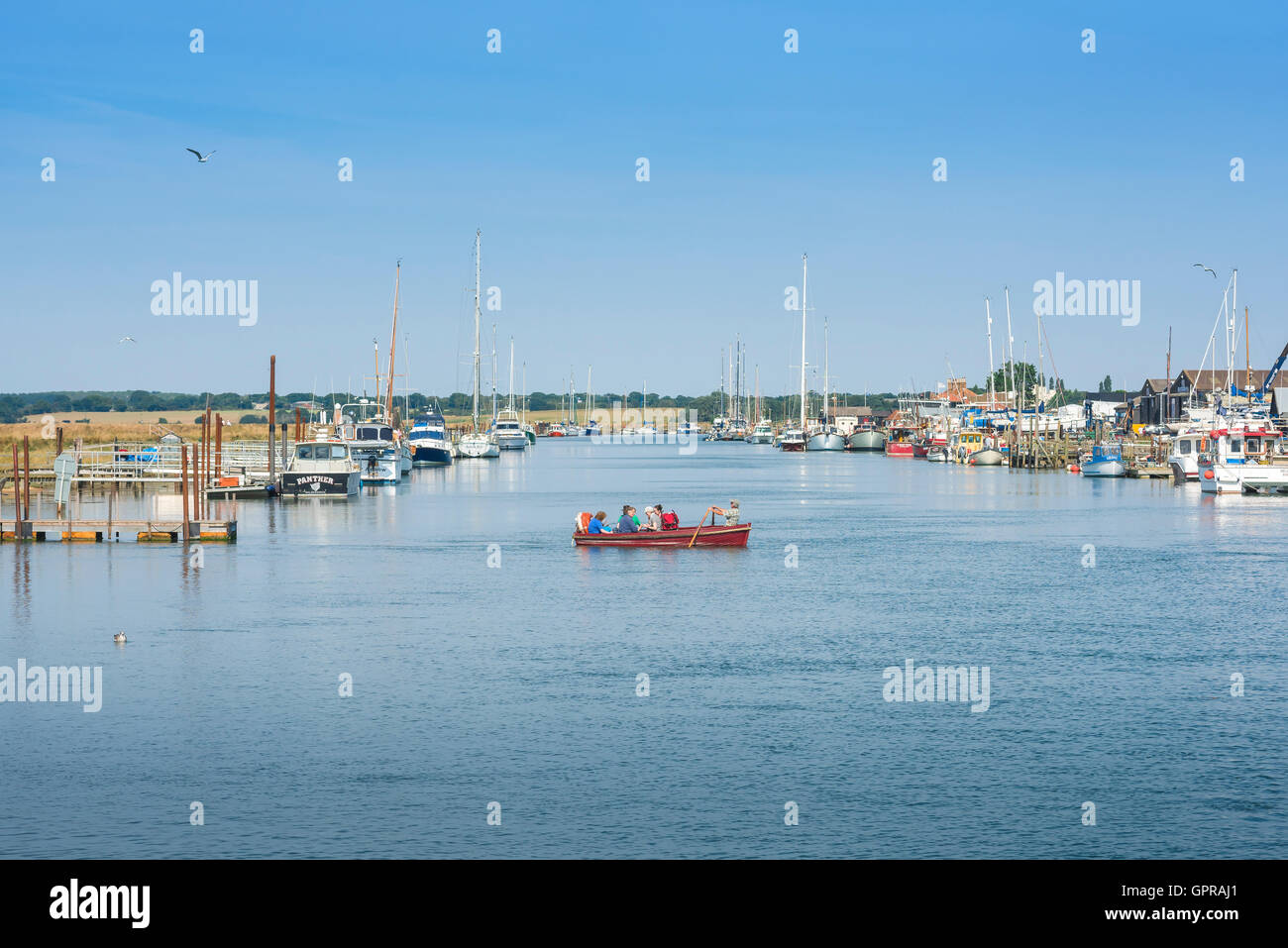 Ramer les gens plein, vue en été des personnes qui sont ferriées à travers la Blyth de la rivière dans le Suffolk, Angleterre, Royaume-Uni. Banque D'Images