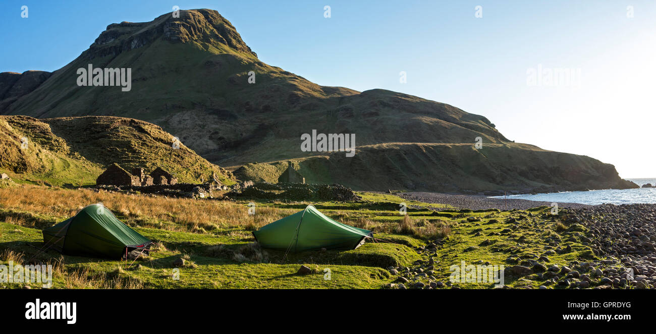 Deux petites tentes dans Guirdil Bloodstone Hill et la baie avec Guirdil bothy derrière, à l'île de Rum, Ecosse, Royaume-Uni. Banque D'Images