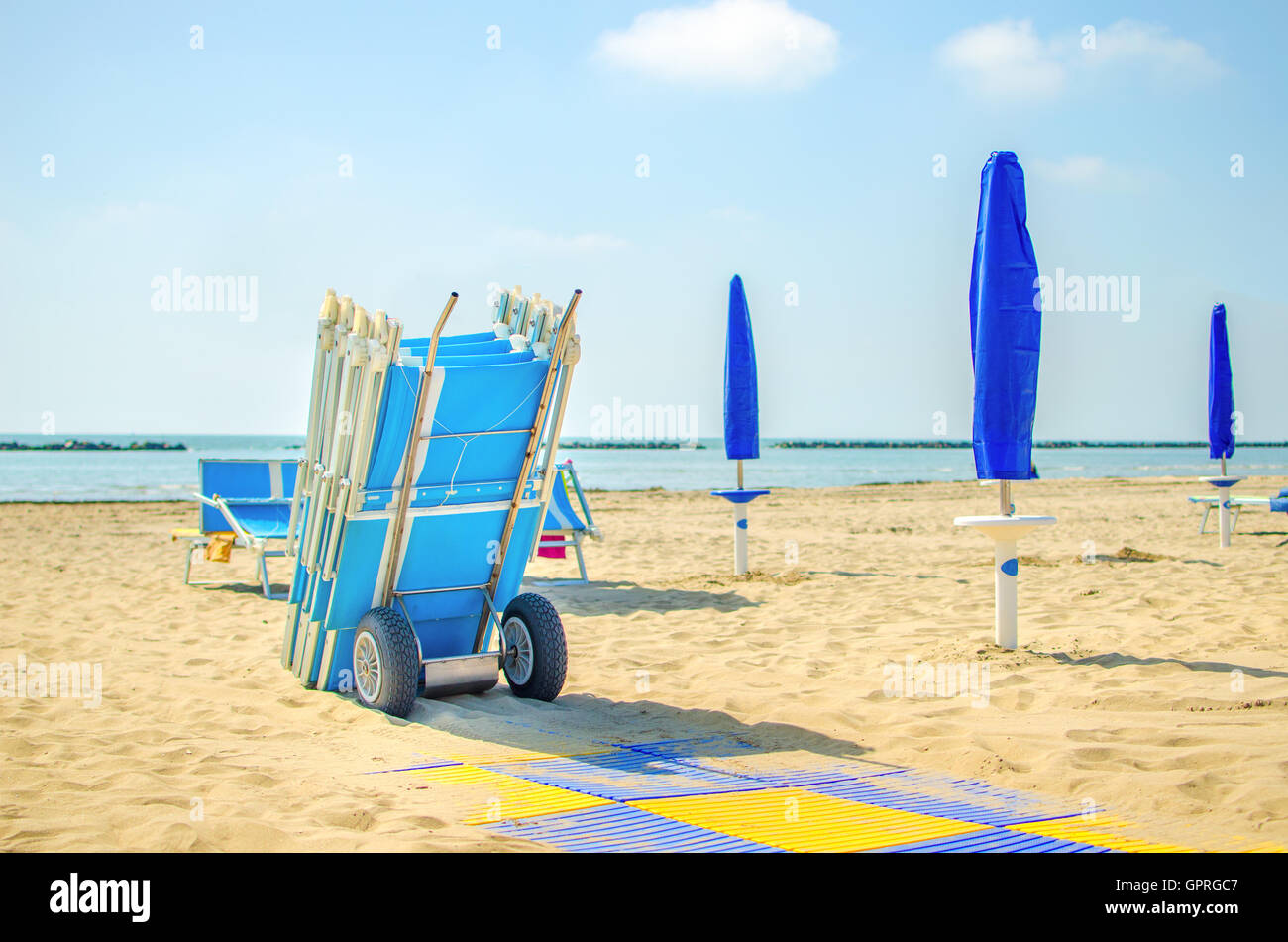 Fin De Lété Plage Transat Parapluie Fermé Banque Dimages