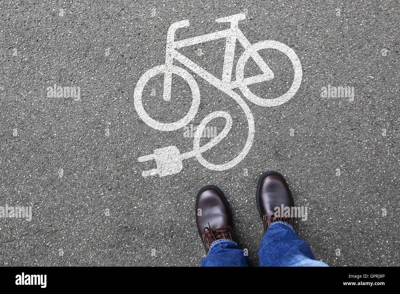 Homme gens E E-Bike vélo électrique Ebike Vélo electro location transport écologique Banque D'Images