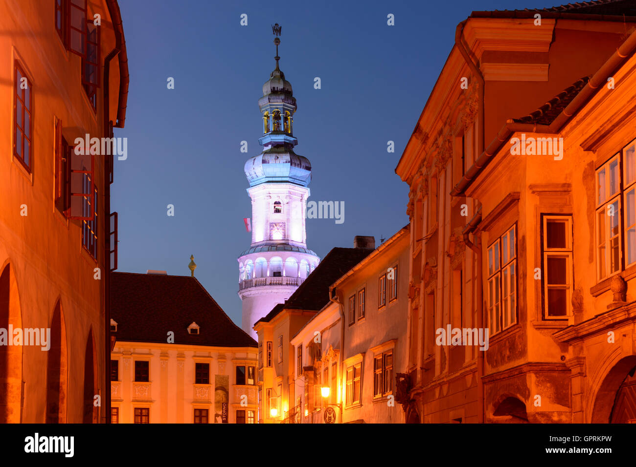 Vieille ville, Fö ter, tour à feu, restaurant à Sopron (Ödenburg), Hongrie Banque D'Images