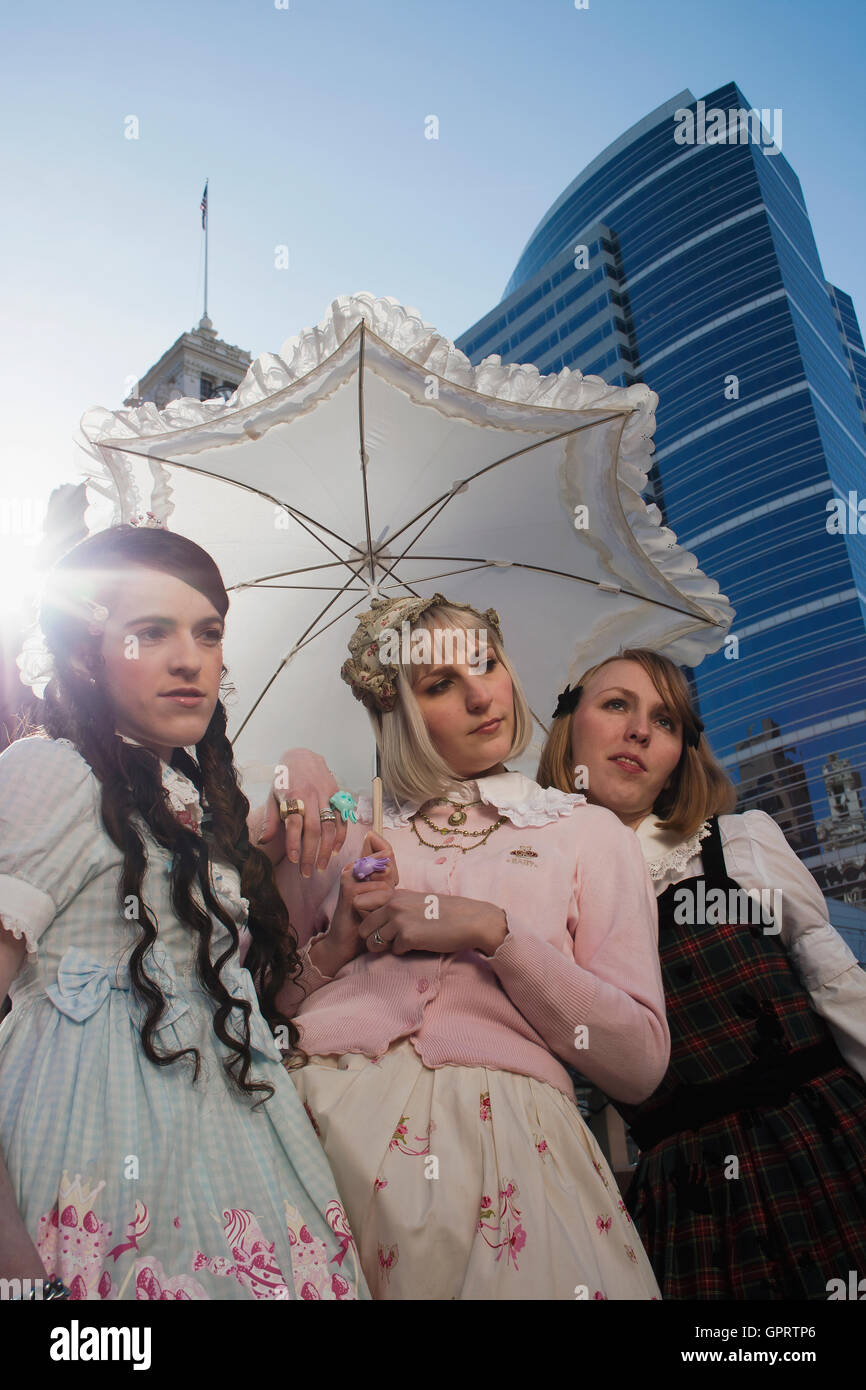 Les jeunes filles vêtues de costumes Lolita. Banque D'Images
