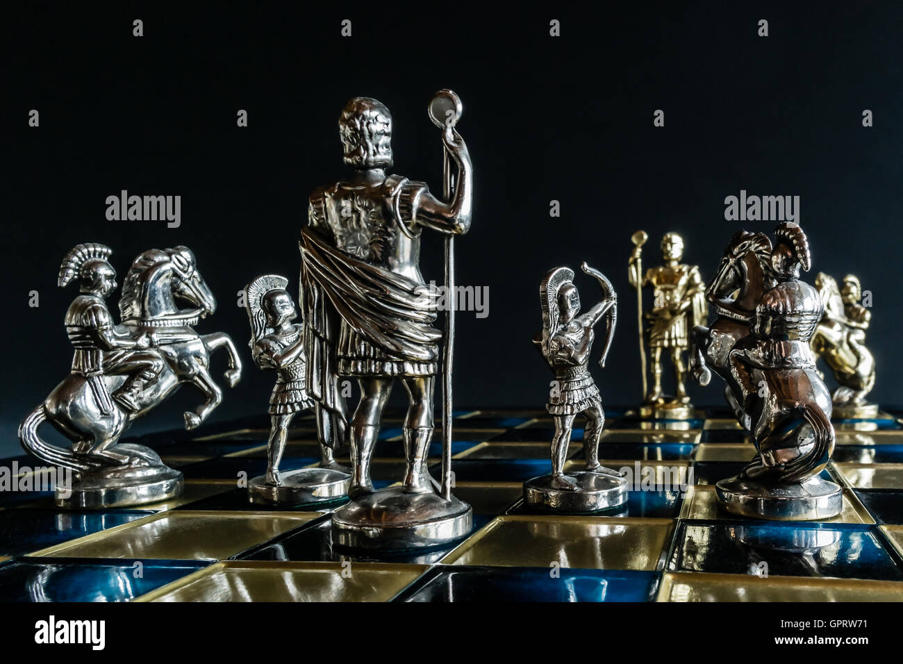 Le Roi est en difficulté dans ce conseil d'échecs Banque D'Images