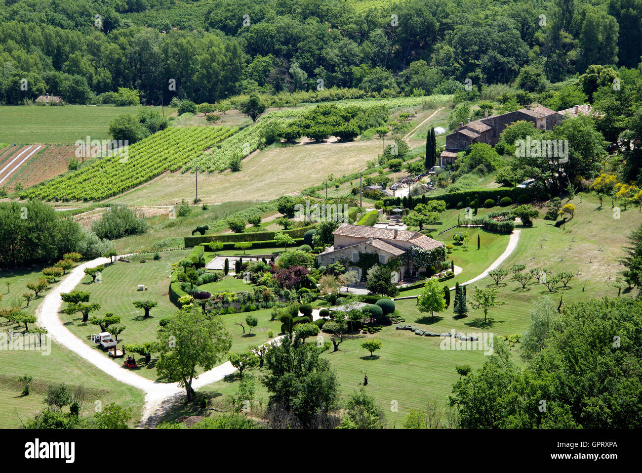 Birds Eye View maisons et vignoble de Lacoste Luberon Provence France Banque D'Images