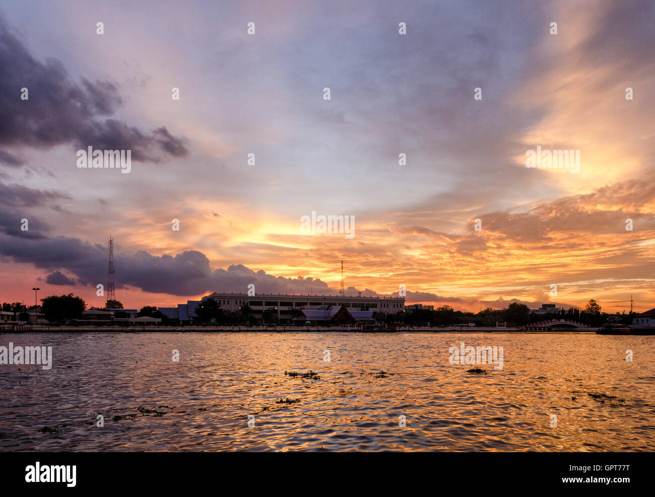 Bangkok vue panoramique sur la rivière Chao Phraya au coucher du soleil Banque D'Images