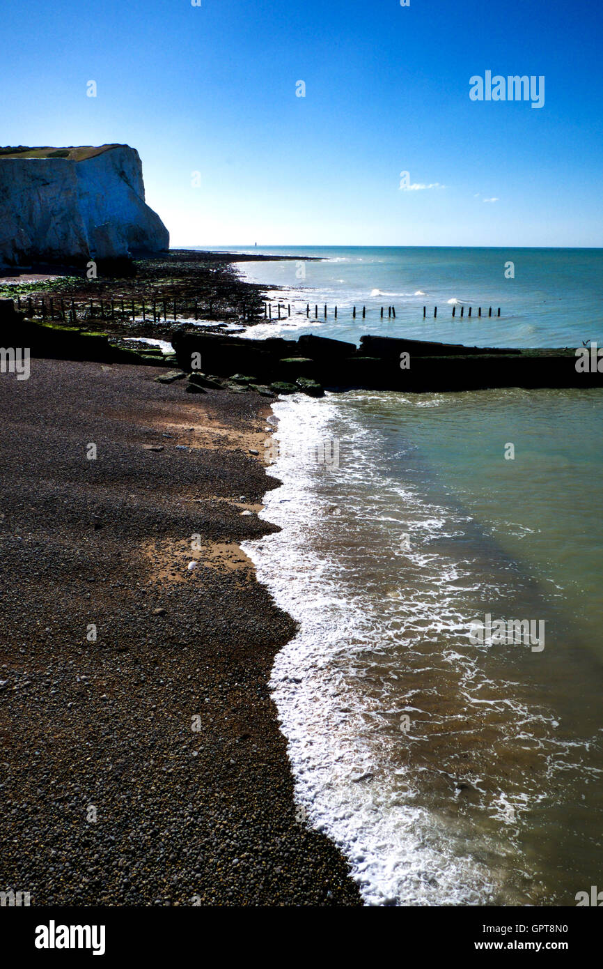 La plage de Seaford et la mer avec le début de la plage des falaises des sept Sœurs, journée ensoleillée, ciel bleu, East Sussex, Royaume-Uni Banque D'Images