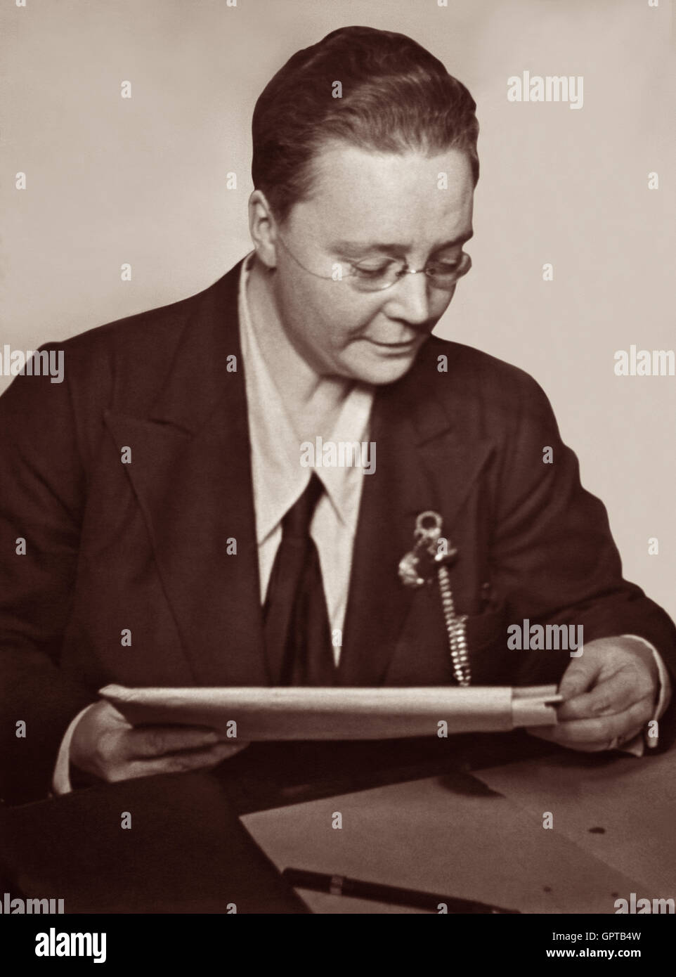 Dorothy Sayers (1893-1957), le célèbre écrivain anglais souvent considéré comme l'un des auteurs britanniques officieusement connu comme 'l'Inklings' (en raison de son amitié avec C.S. Lewis et Charles Williams), l'ouverture d'un paquet à son bureau. Banque D'Images