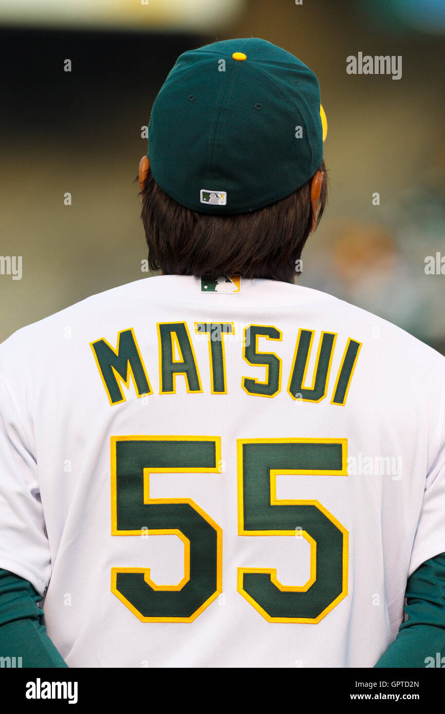 1 avril, 2011 ; Oakland, CA, USA ; le voltigeur des Athletics d'Oakland Hideki Matsui (55) au cours de l'interprétation de l'hymne national avant le match contre les Mariners de Seattle au Oakland-Alameda County Coliseum. Seattle défait 6-2 Oakland. Banque D'Images