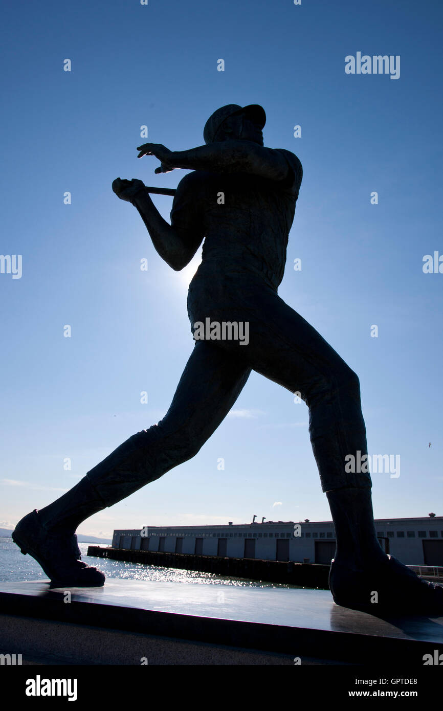 8 avril 2011, San Francisco, CA, USA ; statue de Willie mccovey (pas sur la photo) en face de mccovey cove avant le match entre les Giants de San Francisco et la st. Louis Cardinals à at&t park. Banque D'Images