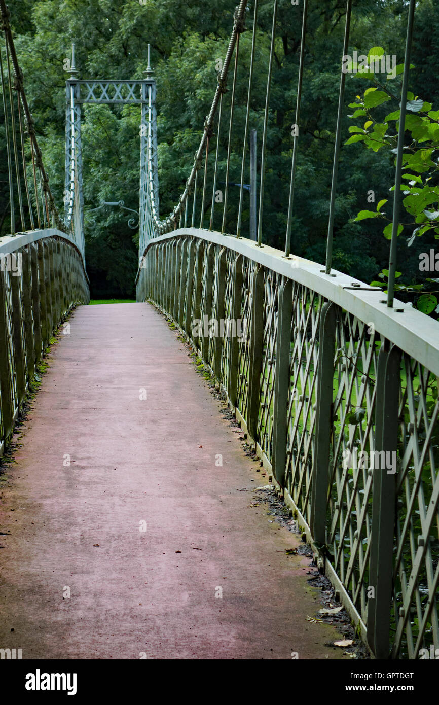 Pont suspendu pour piétons sur la rivière Cree entre Newton Stewart et Minnigaff en Dumfries et Galloway. Banque D'Images