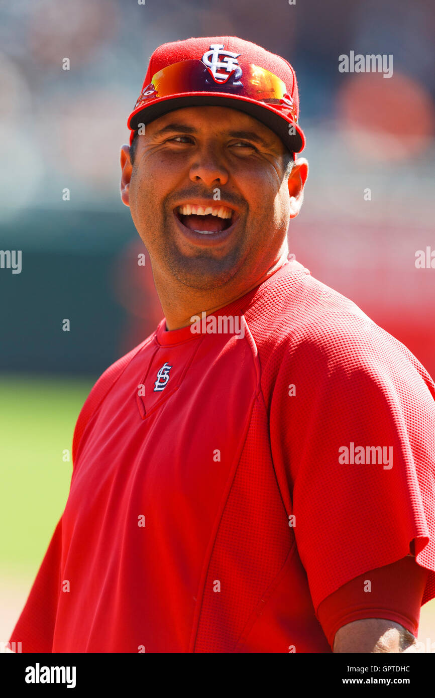 8 avril 2011, San Francisco, CA, USA ; st. Louis Cardinals catcher gerald laird (13) rit au cours de la pratique au bâton avant le match contre les Giants de San Francisco à at&t park de san francisco. st. Louis défait 5-4 en 12 manches. Banque D'Images