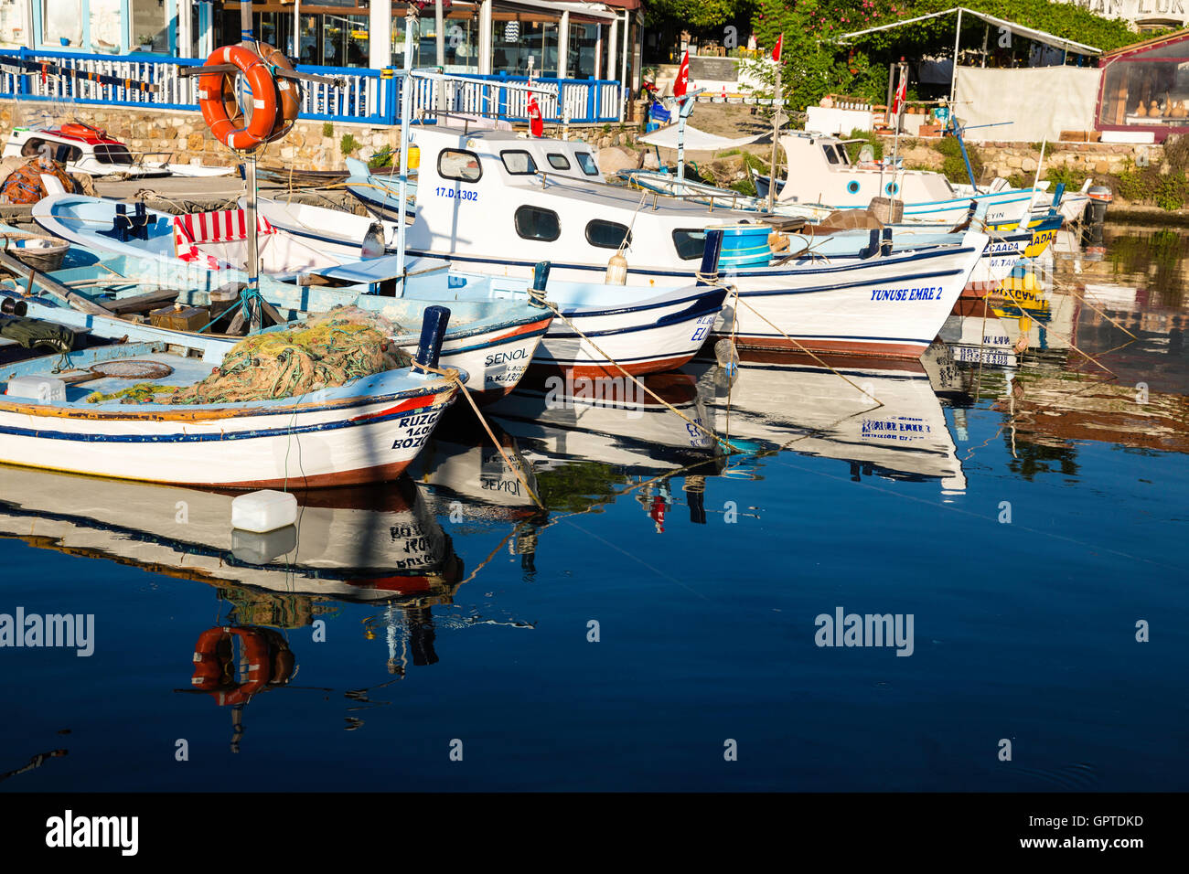 Vue rapprochée des petits bateaux de pêche locaux de port de l'île de Bozcaada, Canakkale, Turquie Banque D'Images