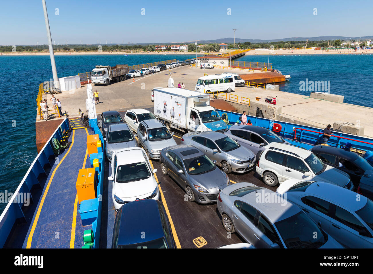 Ferry s'apprête à quitter le village Geyikli vers Bozcaada, Canakkale, Turquie Banque D'Images