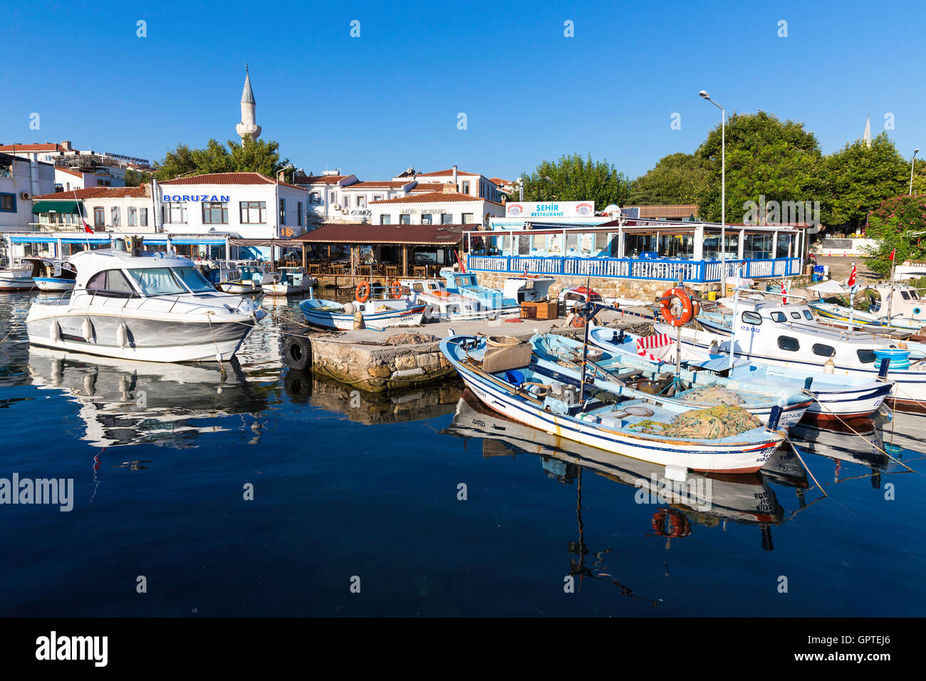 Les petits bateaux de pêche locaux au port de l'île de Bozcaada, Canakkale, Turquie Banque D'Images