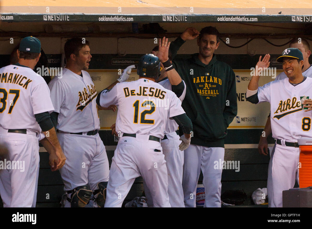 4 mai 2011, Oakland, CA, USA ; Oakland Athletics droit fielder david dejesus (12) célèbre dans l'étang après avoir frappé sa résidence secondaire du jeu courir contre les Indians de Cleveland au cours de la quatrième manche à Oakland-Alameda County Coliseum. Banque D'Images