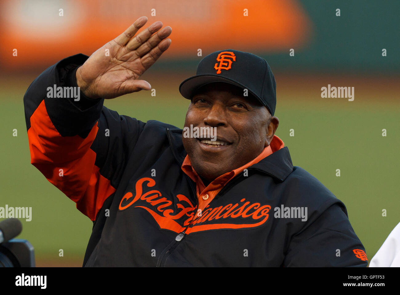 6 mai, 2011 ; San Francisco, CA, USA ; Ancien San Francisco Giants hall of fame joueur Willie McCovey est introduite au cours de la 80e anniversaire de Willie Mays (non représenté) avant le match entre les Giants de San Francisco et dans le Colorado Banque D'Images