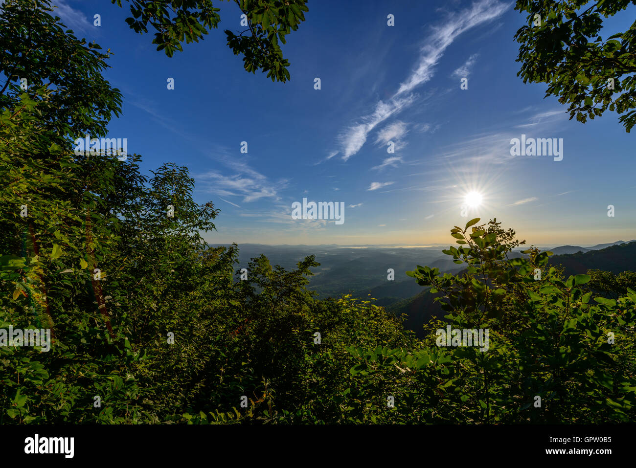 Un lever du soleil dans les montagnes Blue Ridge à Lovers Leap près d'une prairie de Dan, Virginia. Banque D'Images