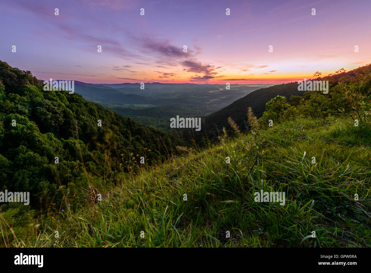 Un lever du soleil dans les montagnes Blue Ridge à Lovers Leap près d'une prairie de Dan, Virginia. Banque D'Images