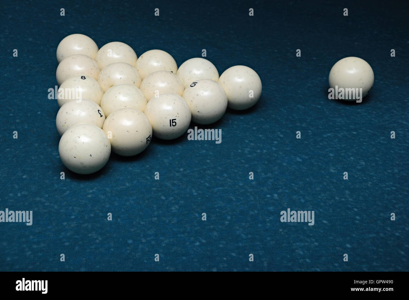 Billard blanc 15 sphères sur une table verte Banque D'Images