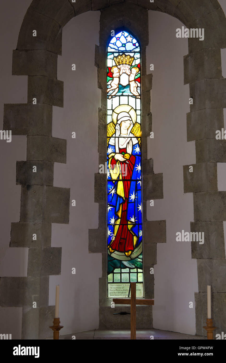Un petit vitrail dans l'église de St Mary et St Peter, Wilmington, East Sussex, UK Banque D'Images