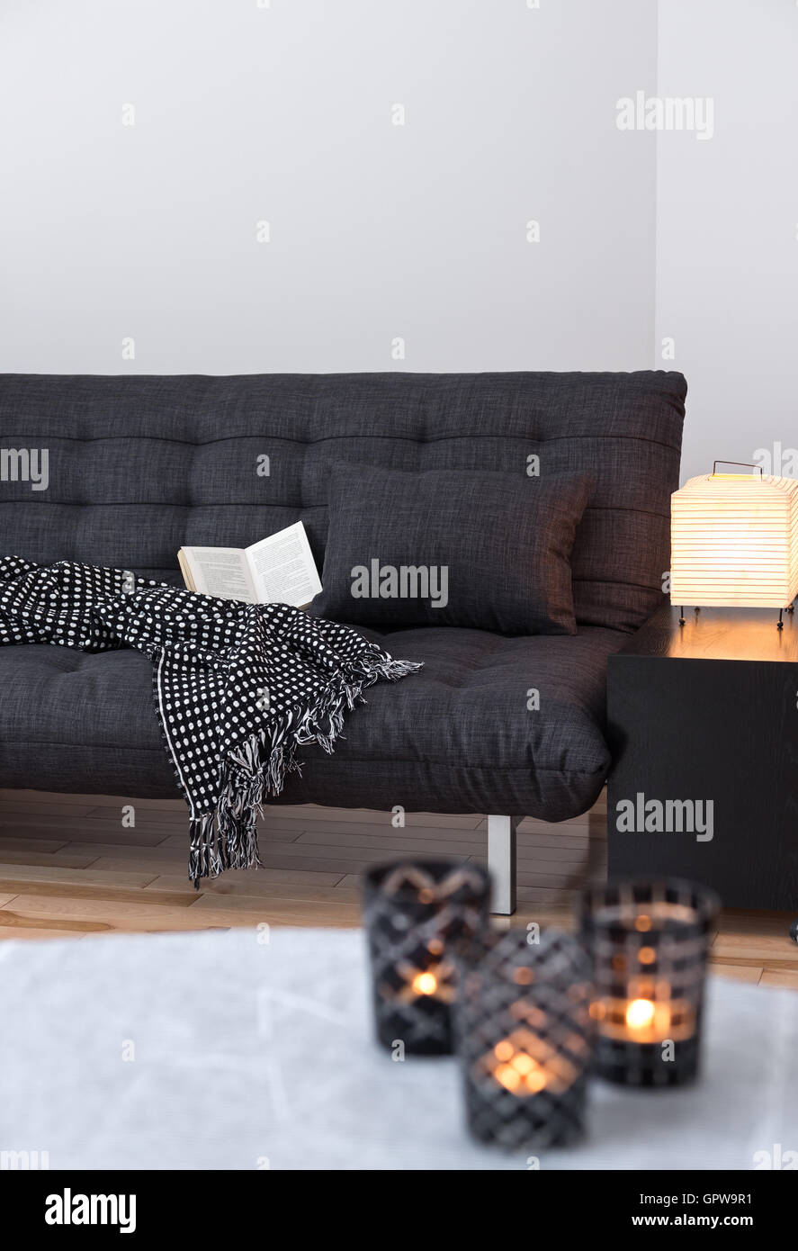 Canapé gris et feux confortable dans la salle de séjour Banque D'Images