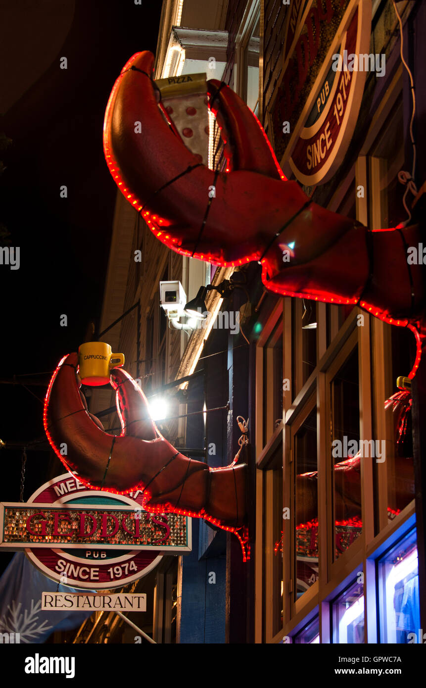 Les lumières de Noël exposent les griffes du homard les panneaux pour Geddy's Pub à Bar Harbor, Maine. Banque D'Images