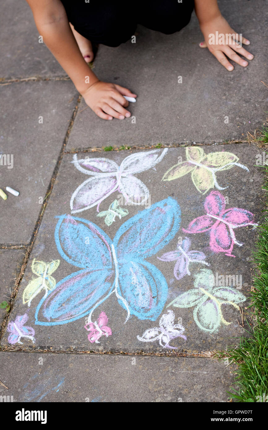 Dessin à la craie de papillons on sidewalk Banque D'Images