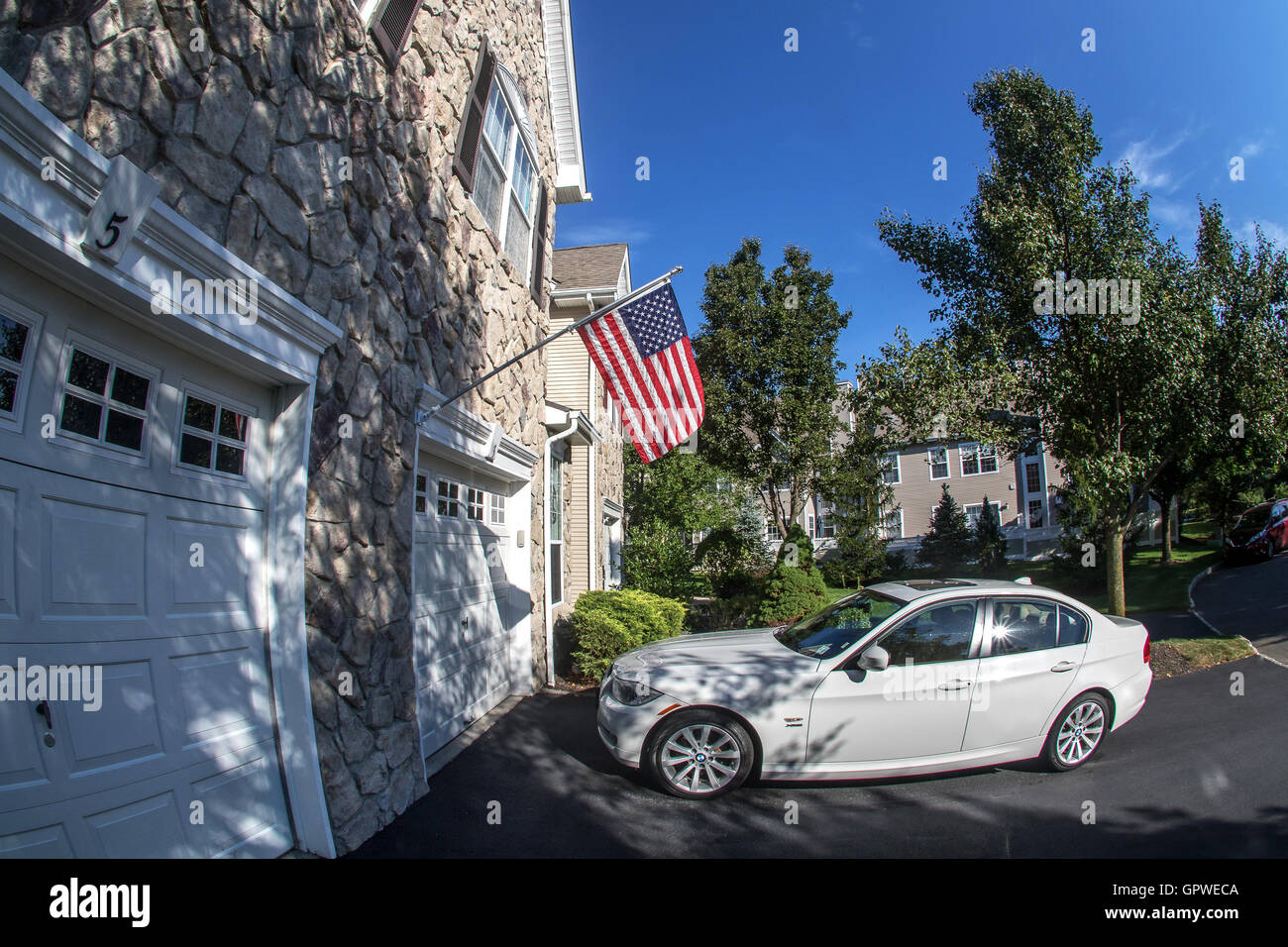 Une maison privée dans le New Jersey avec une voiture dans son allée. Banque D'Images