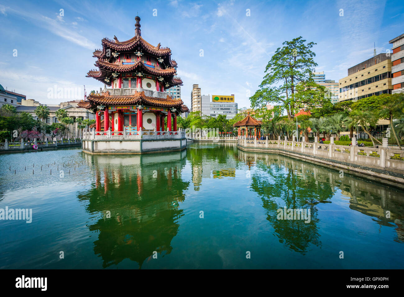 Bâtiment historique et de l étang à 2/28 de la paix, à Taipei, Taiwan. Banque D'Images