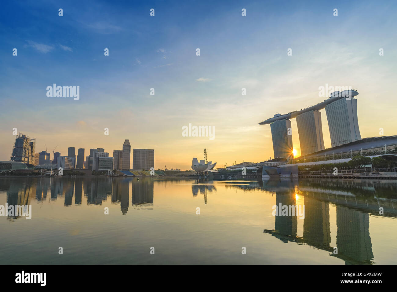 La ville de Singapour à Marina Bay quand le lever du soleil Banque D'Images