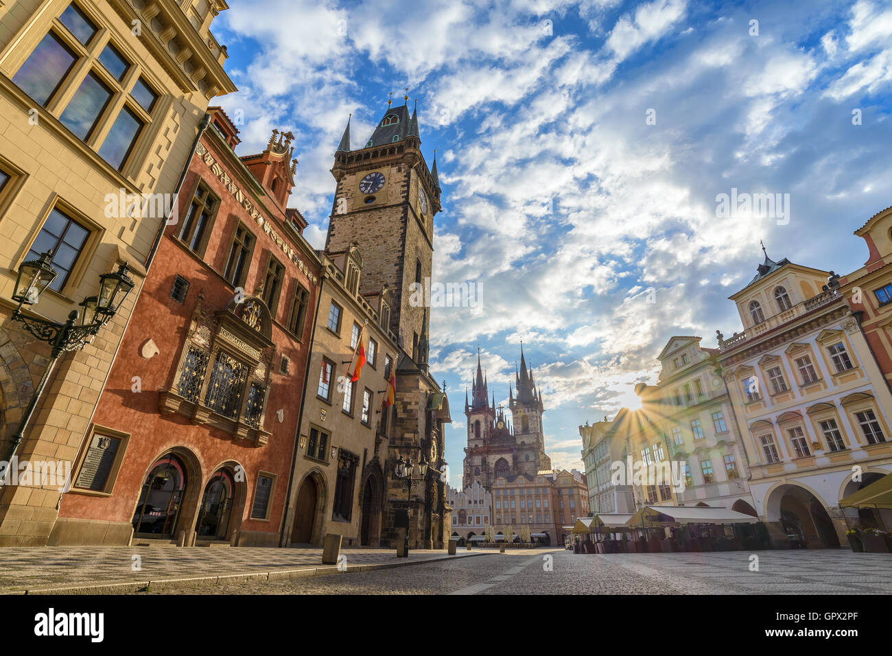 Lever du soleil à la place de la vieille ville de Prague, République Tchèque Banque D'Images