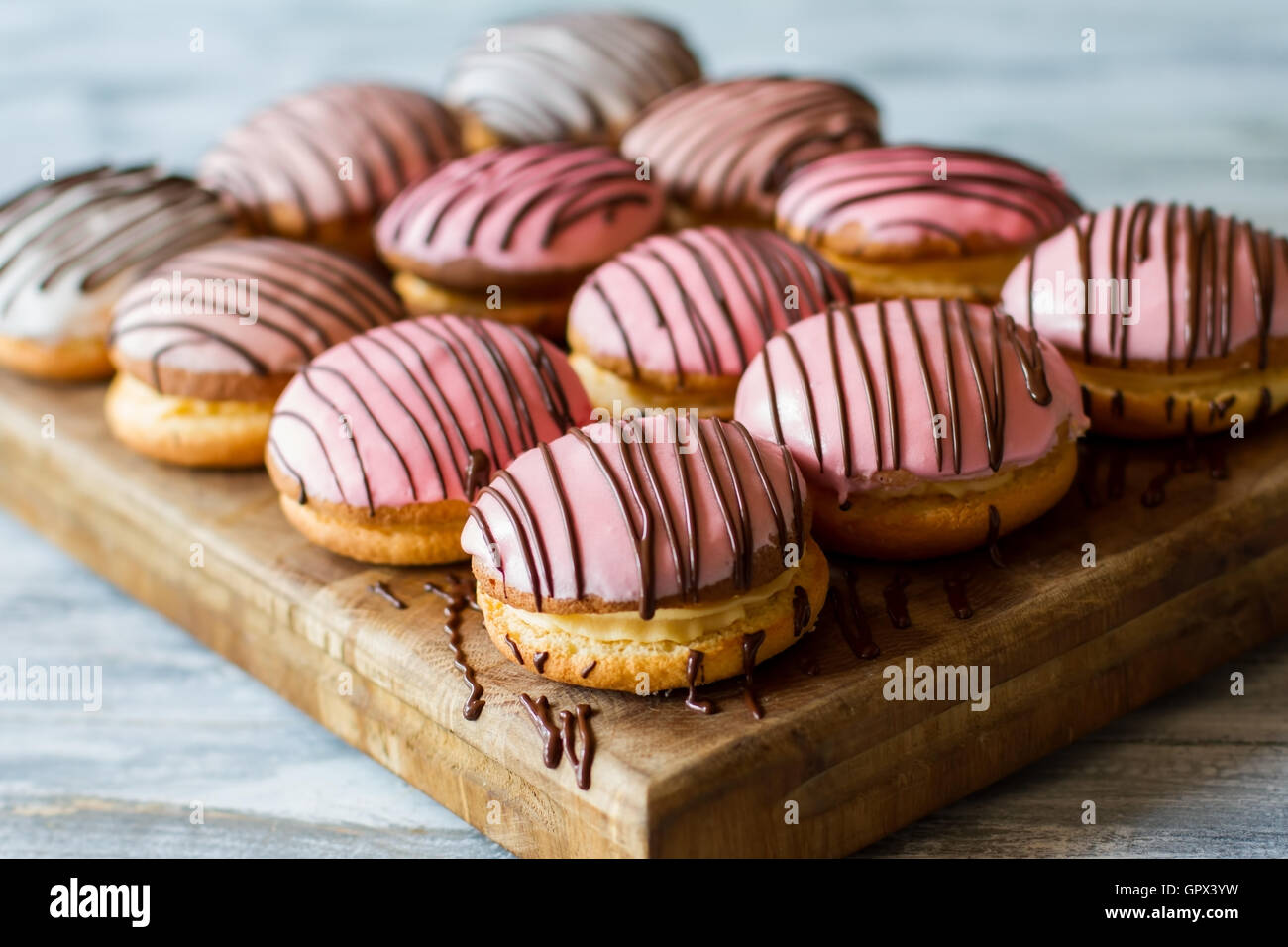 Biscuits Sandwich sur planche de bois. Banque D'Images