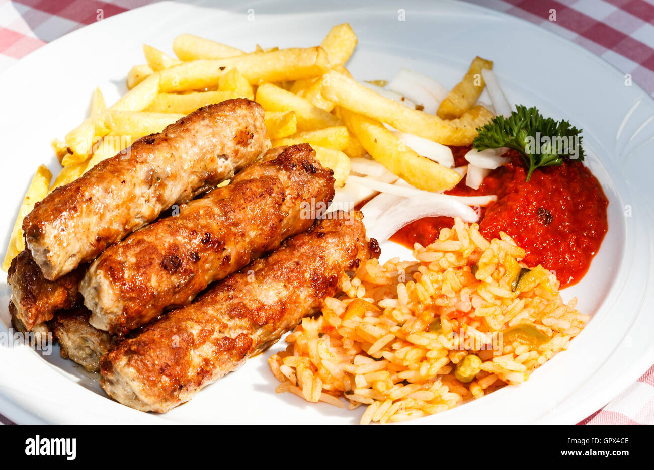 Cevapcici traditionnel avec du riz et des beignets Français Banque D'Images